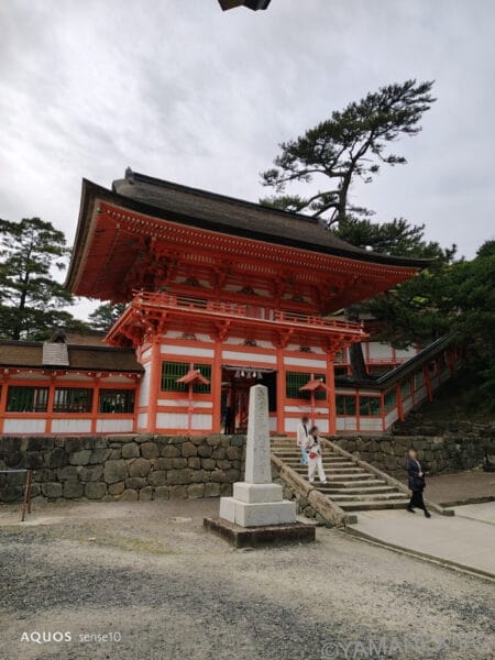 AQUOS sense10 カメラ 赤い屋根の神社をズーム撮影した一枚