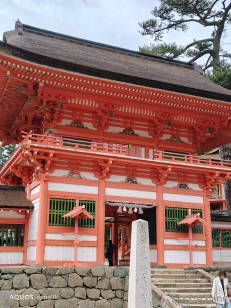 AQUOS sense10 カメラ 赤い屋根の神社をズーム撮影した一枚