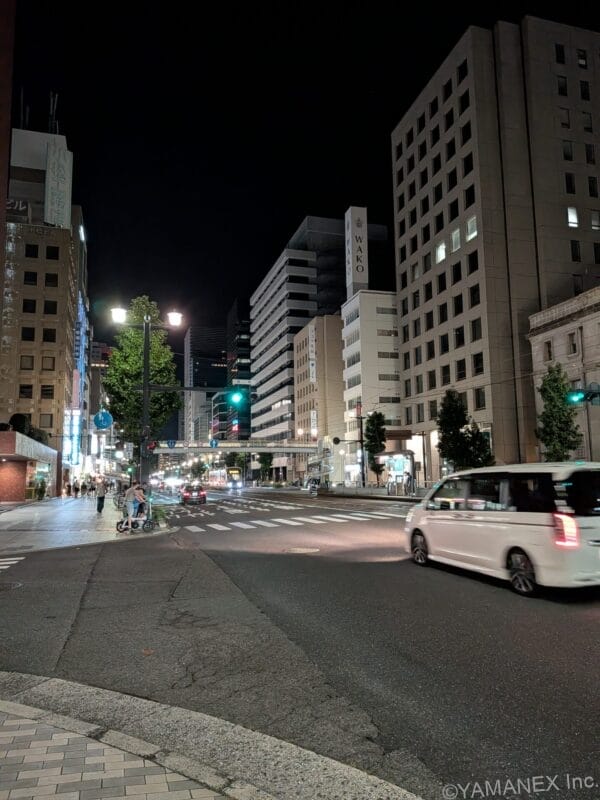 Google Pixel 10a カメラ 夜の街並みを撮影した一枚