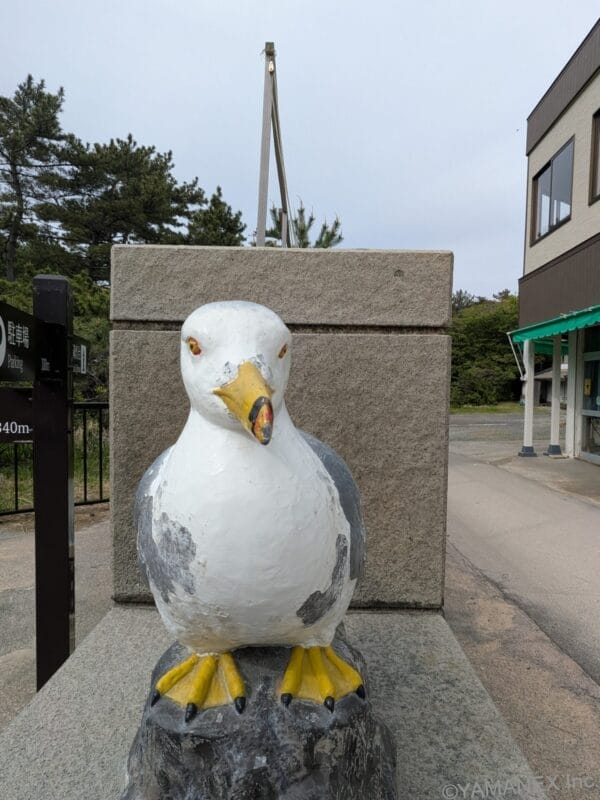 Google Pixel 10a カメラ 鳥の銅像をフロントカメラ撮影した一枚