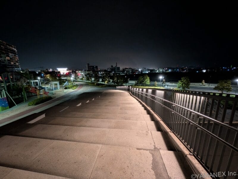 Google Pixel 10a カメラ 公園を見下ろすアングルで夜間撮影した一枚