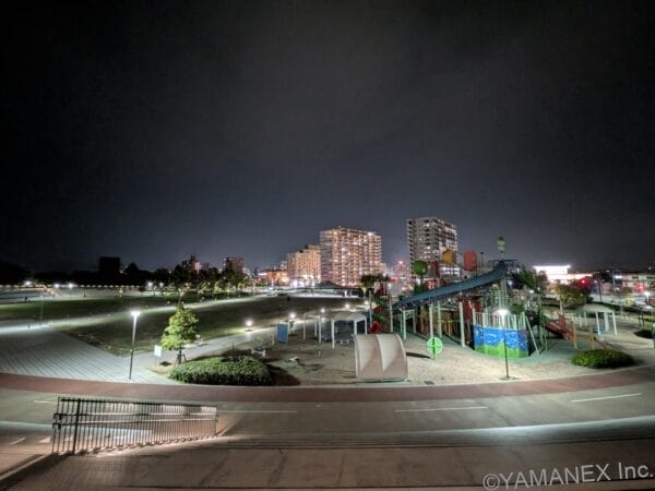 Google Pixel 10a カメラ 公園を見下ろすアングルでズーム撮影した一枚