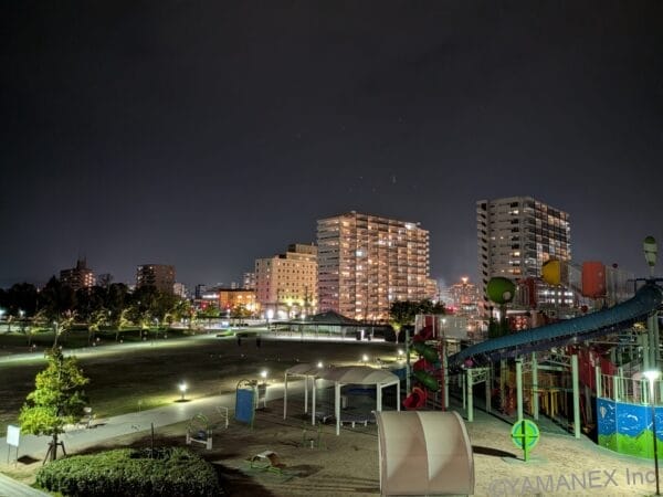 Google Pixel 10a カメラ 公園を見下ろすアングルでズーム撮影した一枚