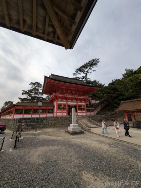 Google Pixel 10a カメラ 赤い屋根の神社をズーム撮影した一枚