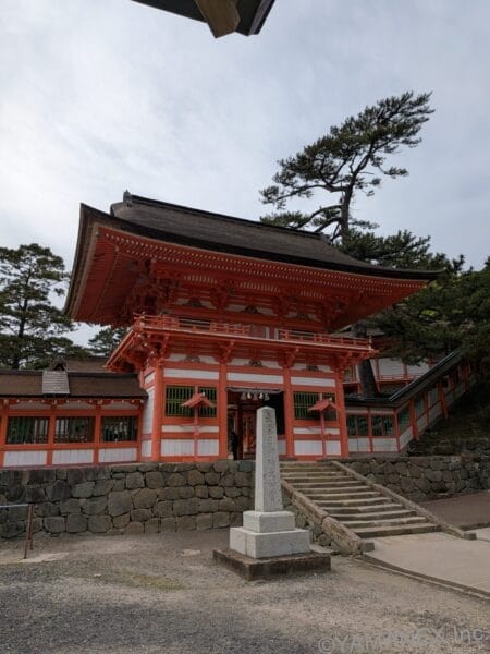 Google Pixel 10a カメラ 赤い屋根の神社をズーム撮影した一枚