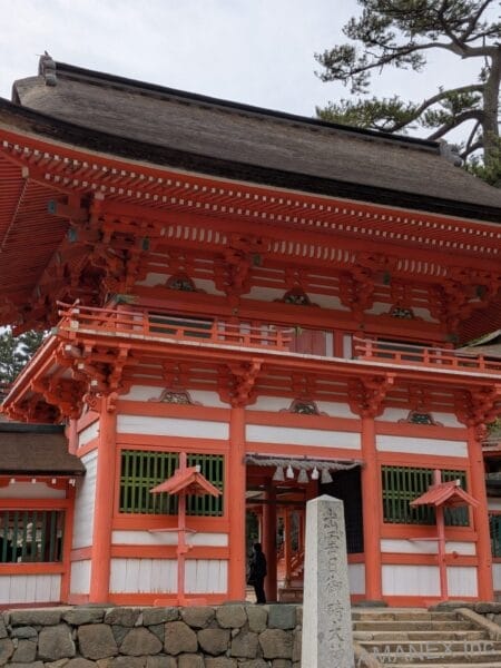 Google Pixel 10a カメラ 赤い屋根の神社をズーム撮影した一枚