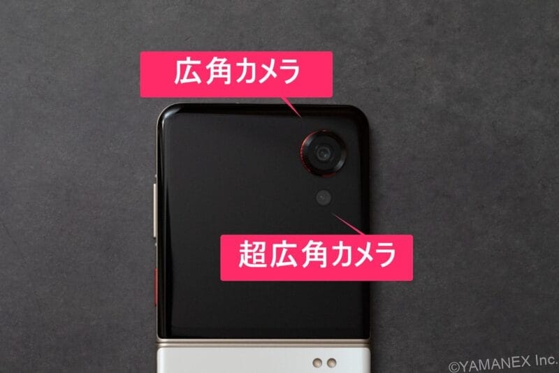 nubia Flip 3 カメラ
机の上に置かれたnubia Flip 3