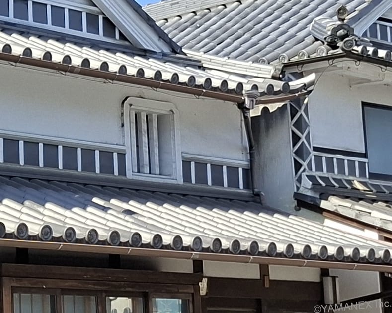 Galaxy A57 5G カメラ 瓦屋根の建物が並ぶ路地を撮影した一枚