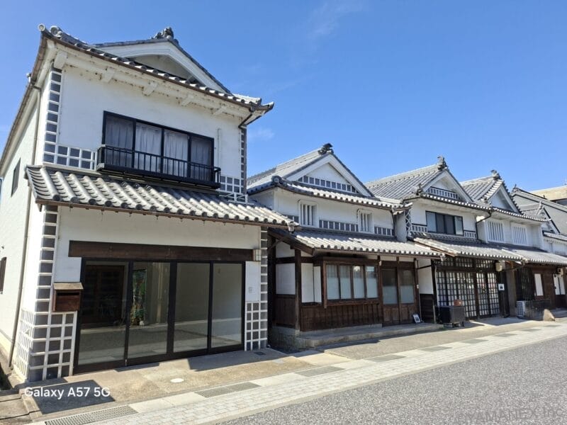 Galaxy A57 5G カメラ 瓦屋根の建物が並ぶ路地を撮影した一枚