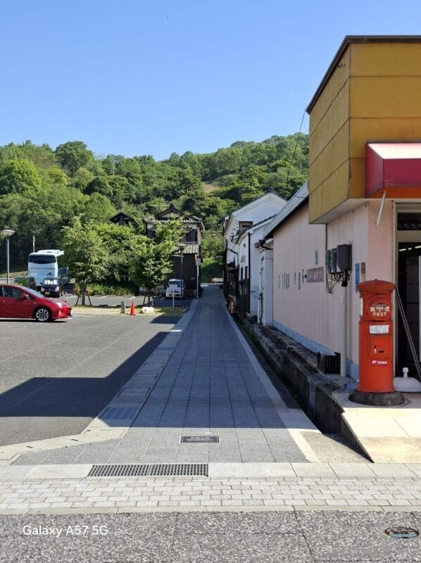 Galaxy A57 5G カメラ 日陰の路地を撮影した一枚