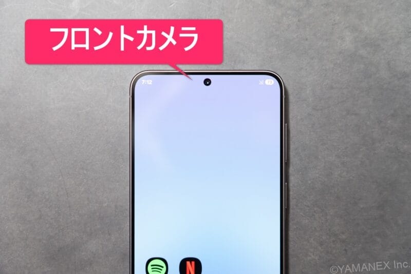 Galaxy A57 5G カメラ 机の上のGalaxy A57 5G