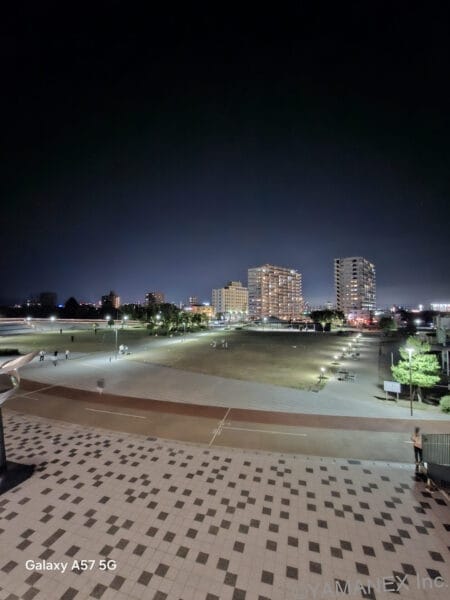Galaxy A57 5G カメラ 夜の公園をズーム撮影した一枚