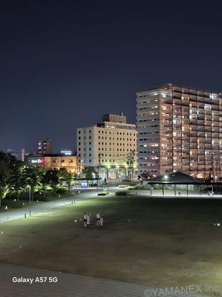 Galaxy A57 5G カメラ 夜の公園をズーム撮影した一枚
