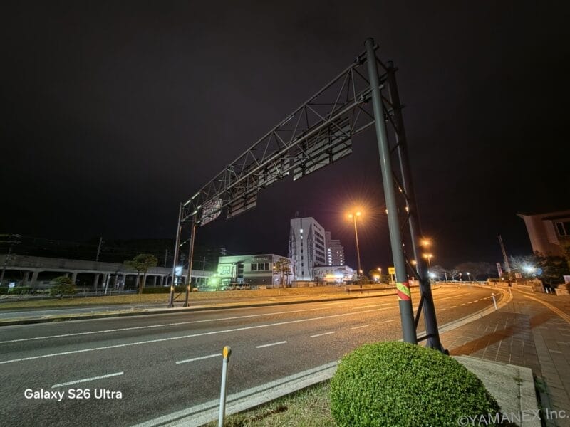 OPPO Find N6 カメラ 夜の道路を撮影した一枚
