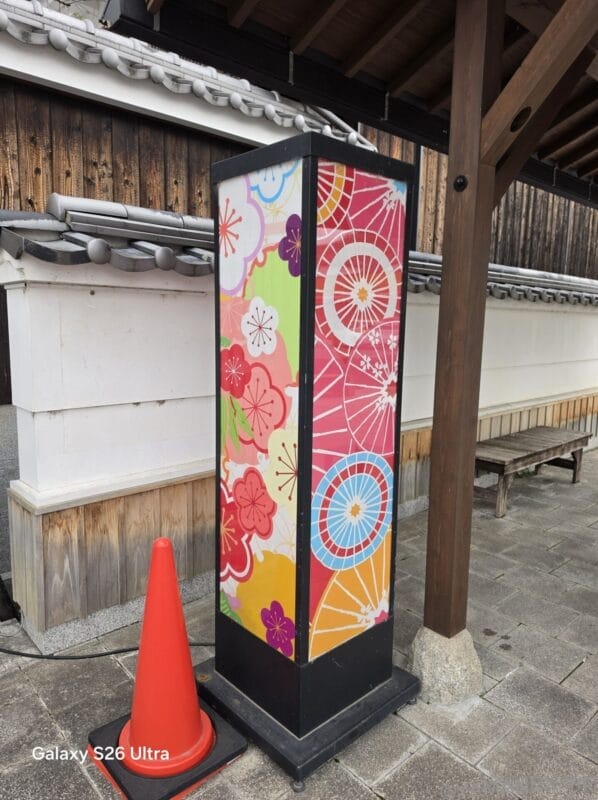 OPPO Find N6 カメラ ピンクの看板を捉えた一枚