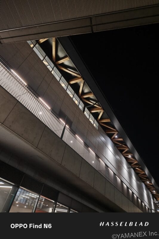 OPPO Find N6 カメラ 夜の歩道橋の下の様子
