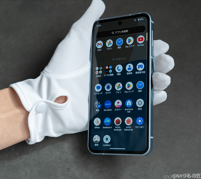 AQUOS sense9 評判 AQUOS sense9を手に持っている様子