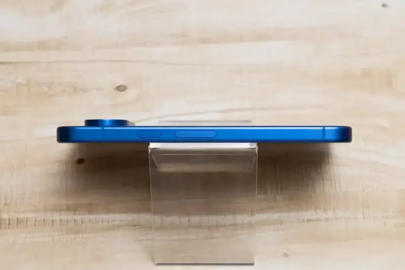 Google Pixel 10の側面(右)