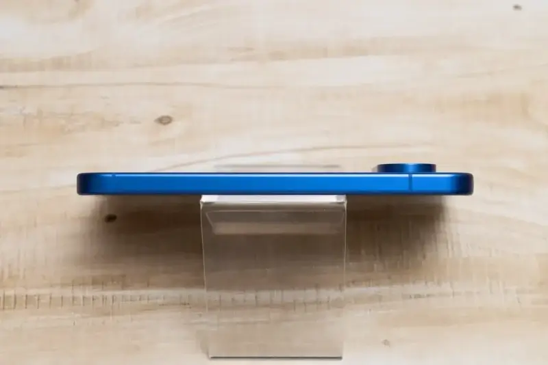 Google Pixel 10の側面(左)