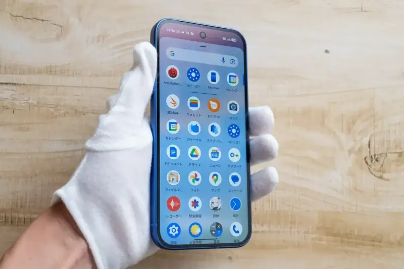 男性がGoogle Pixel10を片手で持っている写真