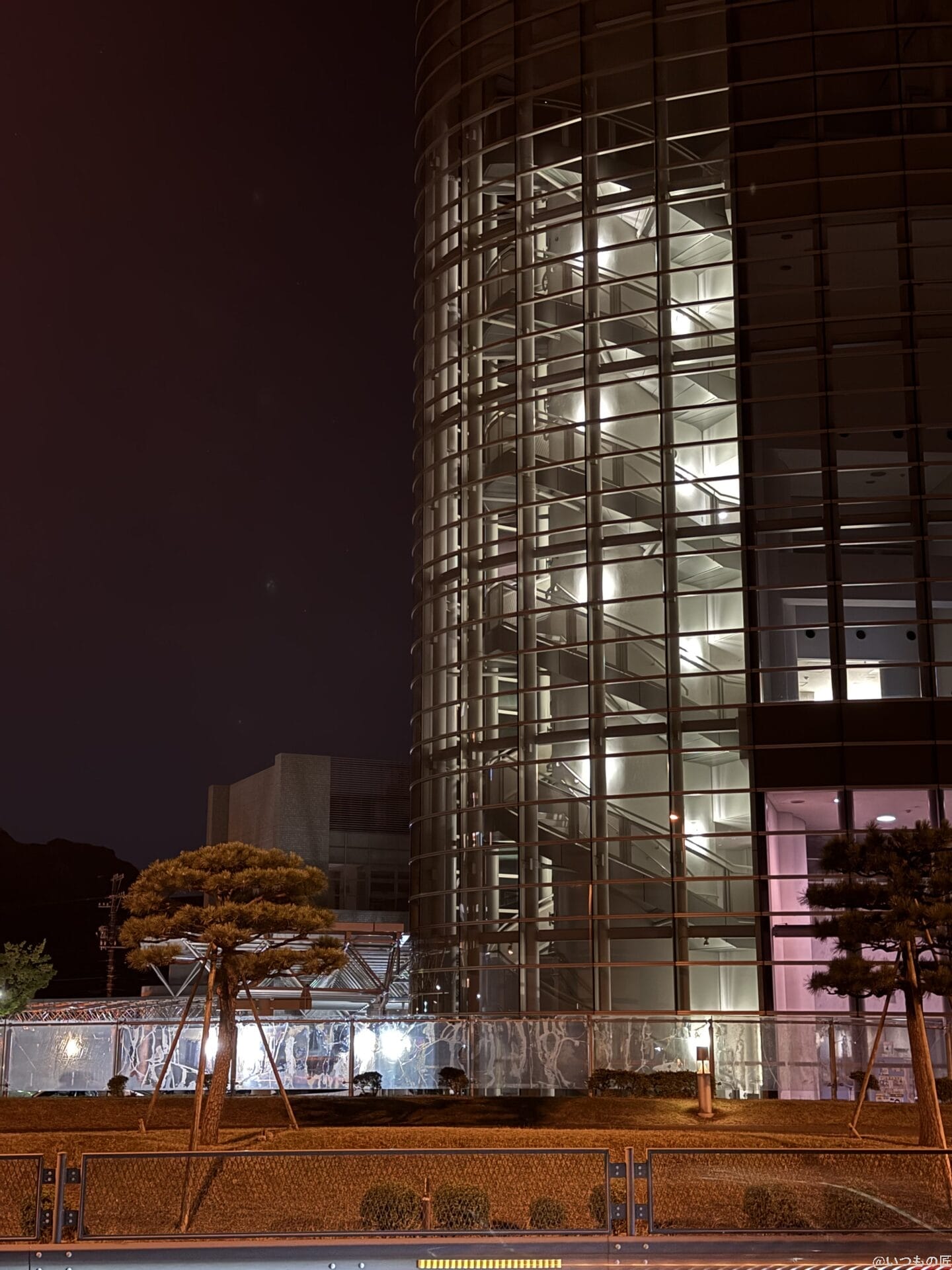 iPhone 17 Pro カメラ
真夜中に白く光るビル