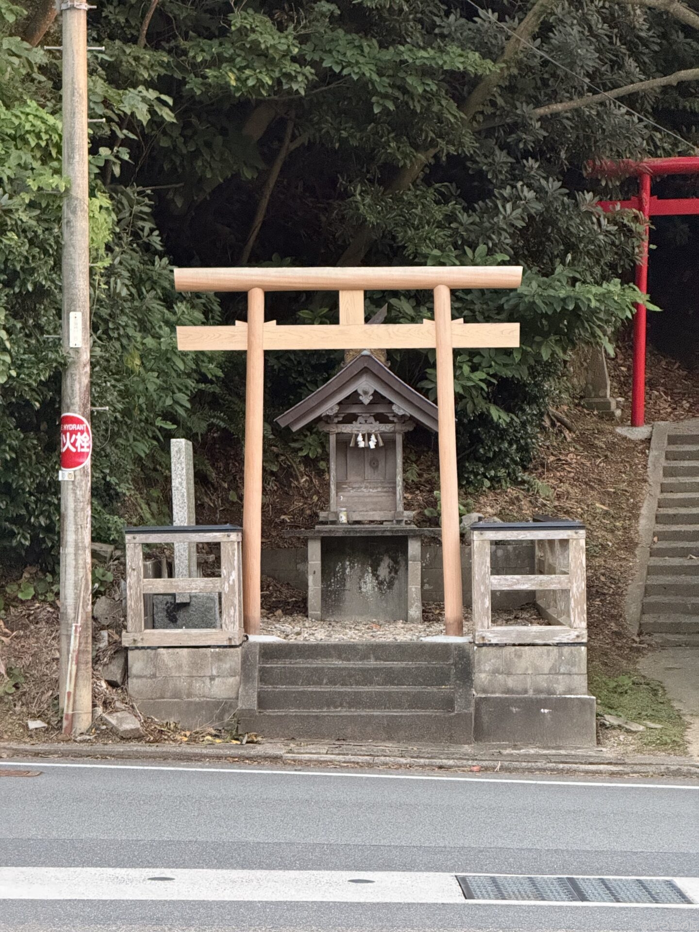 iPhone 17 Pro カメラ
道端の鳥居を撮影した写真