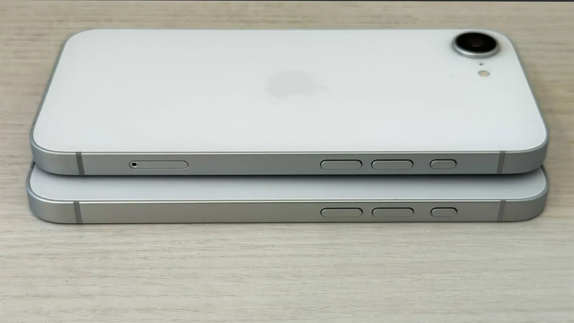 iPhone17eとiPhone16eの側面比較