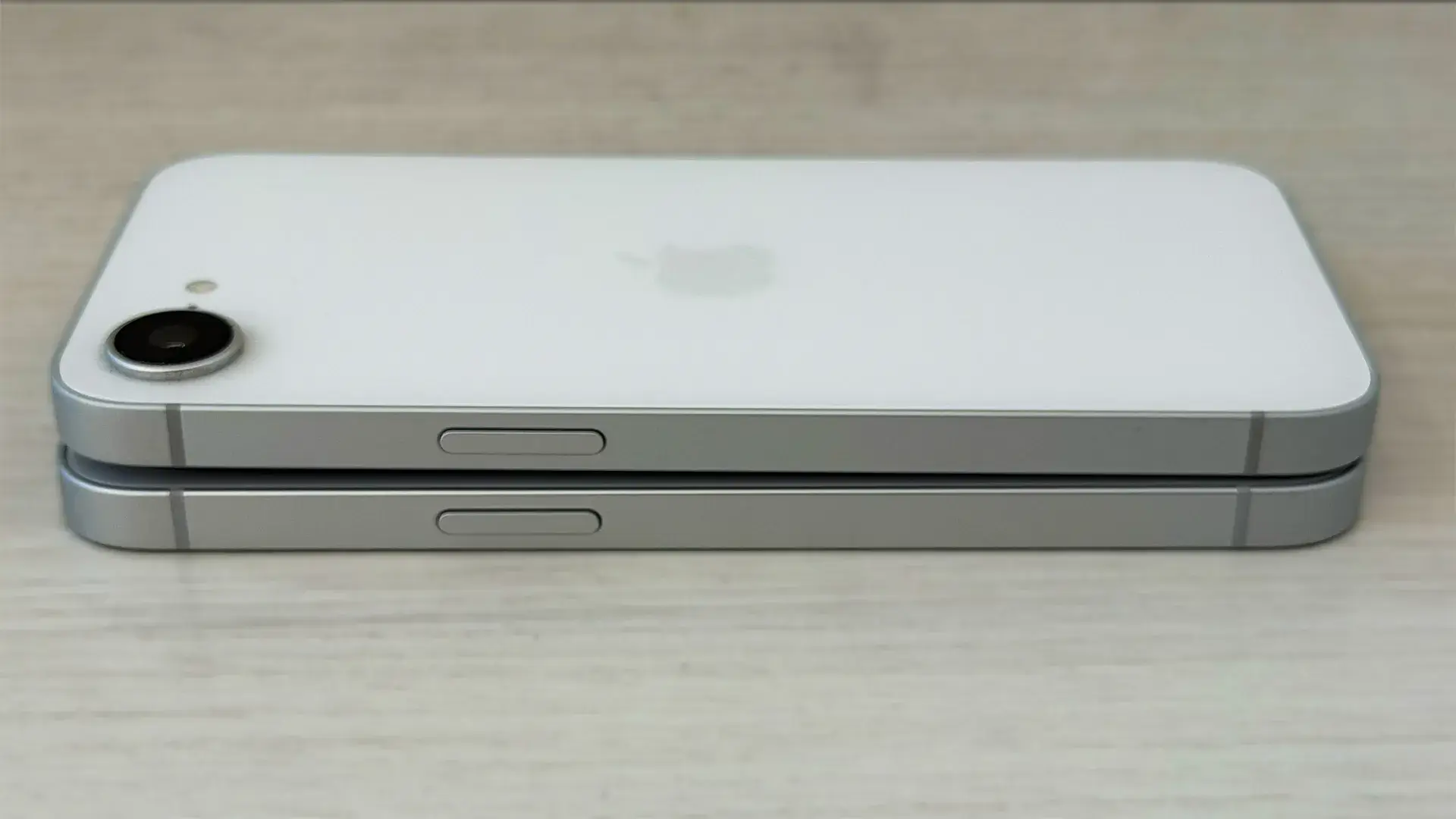 iPhone17eとiPhone16eの側面比較
