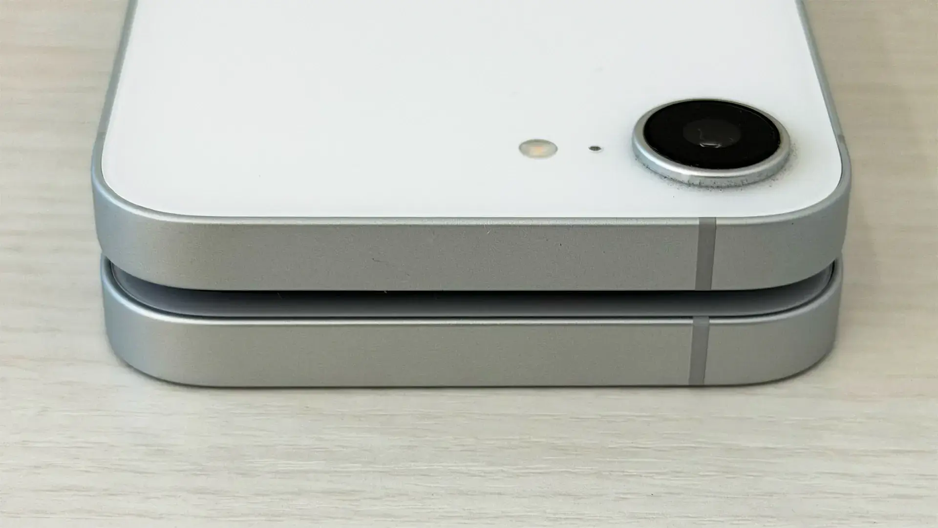 iPhone17eとiPhone16eの上面比較