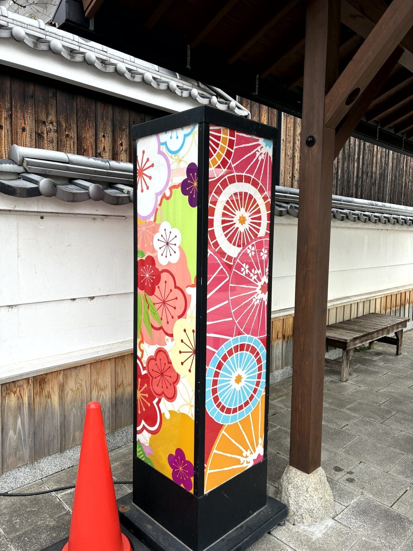 iPhone17e カメラ
カラフルな看板を撮影した一枚