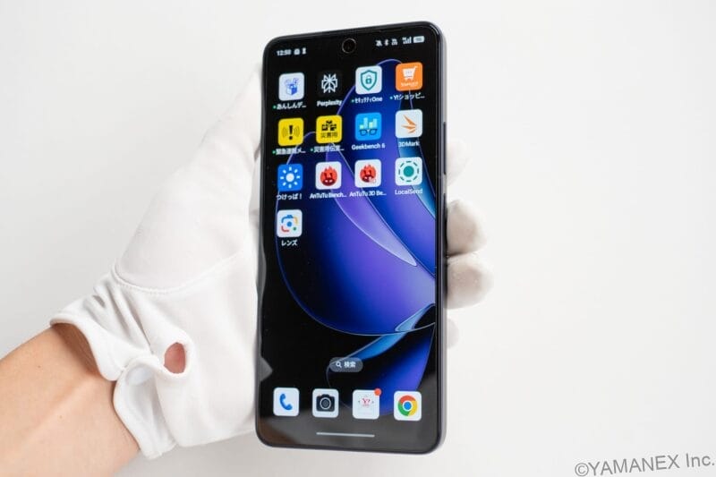 OPPO Reno13 A 片手操作をするのは厳しいサイズ