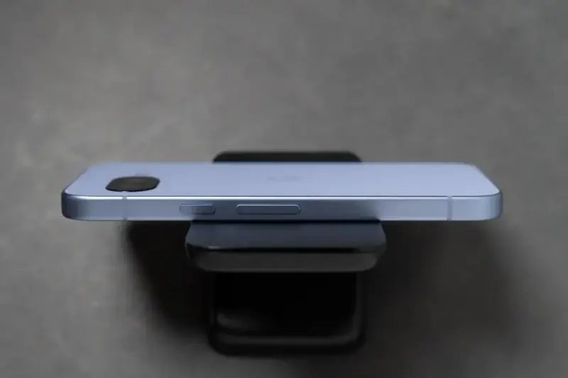 Pixel 9aの側面(右)