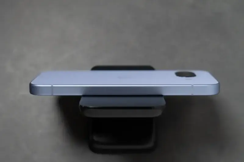 Pixel 9aの側面(左)